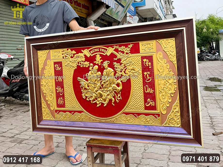 Tranh đồng thể hiện tấm l&ograve;ng th&agrave;nh k&iacute;nh của con ch&aacute;u